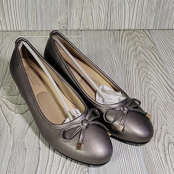 Salon Studio Metallic Pewter Wedge Slip On Bow Toe Shoes Womens 8W NEW - Picture 9 of 13